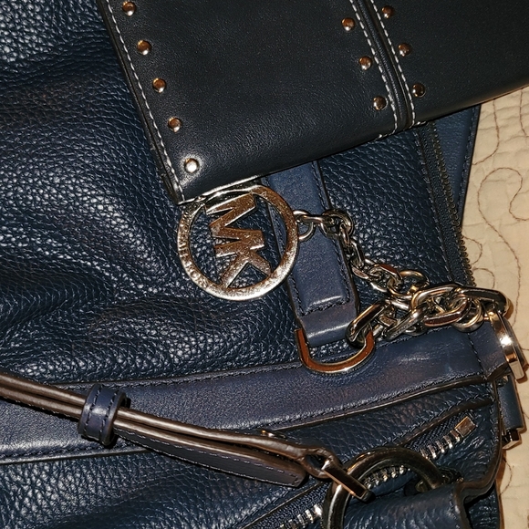 Mk purse with matching leather wallet.  Blue - Picture 7 of 11